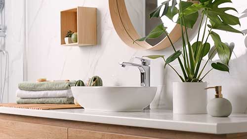 Stilvolles Waschbecken auf heller Arbeitsplatte im modernen Badezimmer