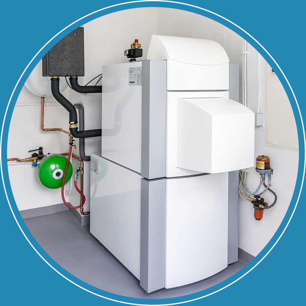 Ein Heizraum mit Heizöl-Warmwassersystem und Rohrleitungen