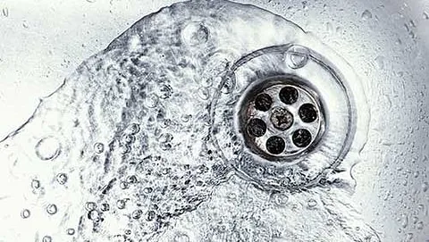 Das Wasser läuft über die Küchenspüle aus Edelstahl ab - Andreas Göschelbauer Installationen GmbH